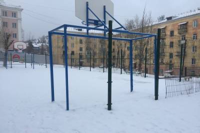 В Улан-Удэ демонтировали опасную детскую площадку