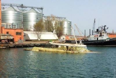 В одесском порту американские водолазы поднимут затонувший катер Брежнева