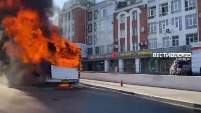 Вести. В Чебоксарах проводится проверка по факту возгорания автобуса с 30 пассажирами