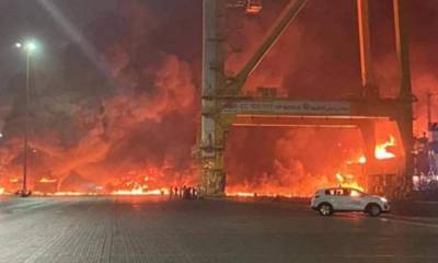 В Дубае прогремел мощный взрыв: пожар на судне в порту
