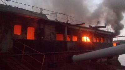 В Астраханской области ночью на насосной станции произошел пожар