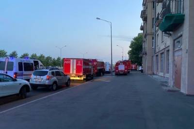 Пожар в квартире на Малоохтинском проспекте тушили до утра