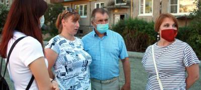 Депутаты Петросовета следят за ходом ремонта дворов