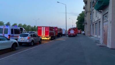 На Малоохтинском несколько часов тушили пожар в квартире