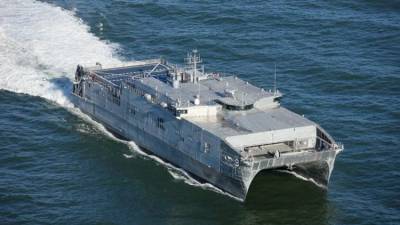 Десантный корабль ВМС США Yuma идет в Черное море