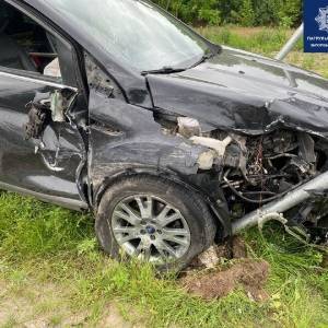 На трассе в Запорожской области водитель фургона врезался в легковушку. Фото