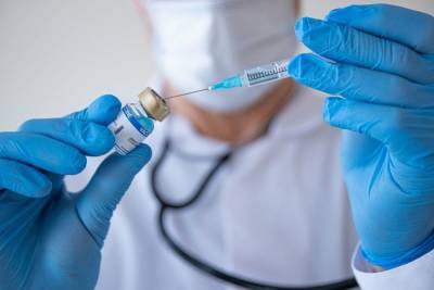 Два петербуржца устроили потасовку в очереди за вакциной от COVID-19