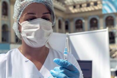 Франция призвала ЕС не признавать вакцины от коронавируса из России и Китая