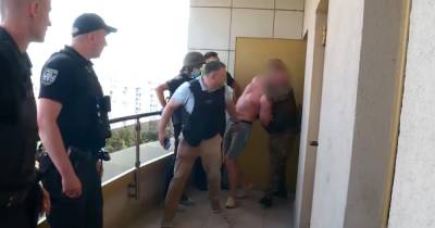 Нацполиция опубликовала видео с раненным копом и штурмом квартиры голосеевского стрелка