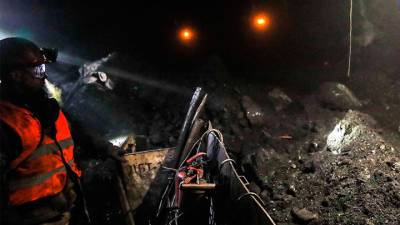 На руднике в Башкирии обрушился грунт: под завалами остается рабочий