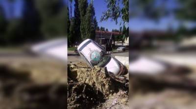 В Воронеже машина после ДТП угодила в траншею