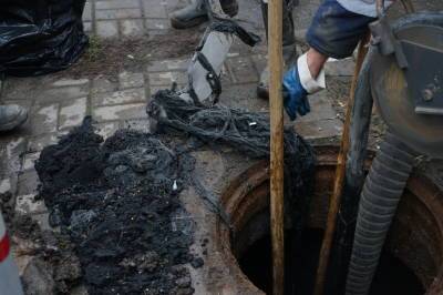 Жара повлияла на число засоров канализации в Петербурге