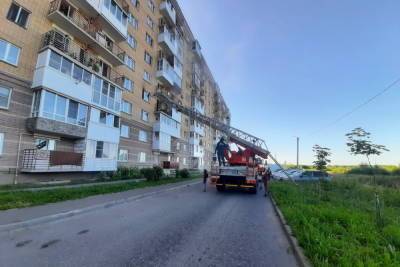 В Смоленске на Киевском шоссе горела квартира: детей из соседней квартиры эвакуировали по автолестнице