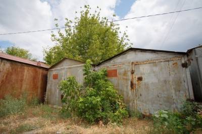 В Астрахани власти демонтируют незаконные гаражи на улице Звездной