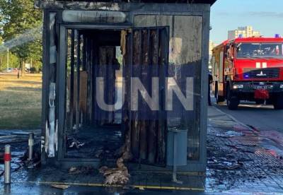 В Киеве неизвестные устроили пожар на остановке