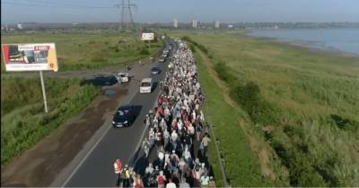 В Одессе верующие УПЦ МП устроили крестный ход, перекрыв оживленную трассу (видео, фото)