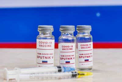 Франция призвала ЕС не признавать российские вакцины от коронавируса