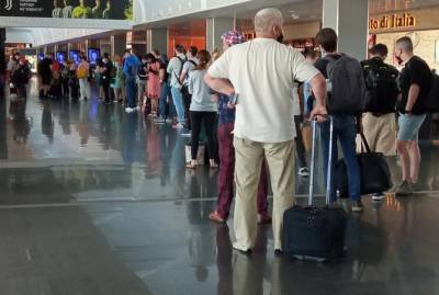 Рейс из Анталии в Одессу задержан на 10 часов, пассажиры без воды и еды