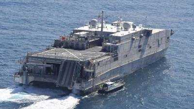 Транспортно-десантный корабль США плывет в Черное море