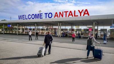Украинцы более 10 часов находятся в аэропорту Анталии, причин задержки рейса не сообщают, среди пассажиров грудные дети