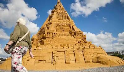 "Правитель мира": самый высокий в мире замок из песка увенчал коронавирус в короне