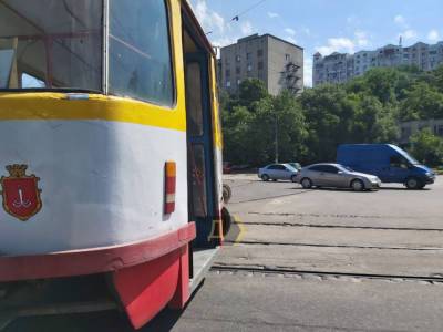 В Одессе на Балковской трамвай развернуло поперек: 15 маршрут не ходит