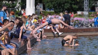 Роспотребнадзор предостерёг россиян от купания в фонтанах