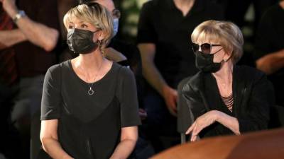 В черных очках и маске: Алентова с дочерью появились у гроба Меньшова