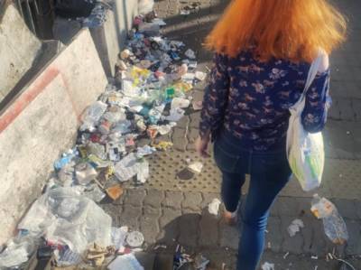 В центре Киева образовалась "свалка", кадры беспредела:" мусор никто не убирает"
