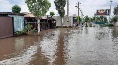 Украинский курорт ушел под воду: ливнями затопило базы отдыха (ФОТО)