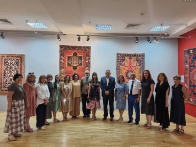 Потрясающий мир азербайджанских ковров в России, или Бакинское детство министра культуры Татарстана (ФОТО)