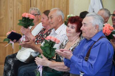 В День семьи, любви и верности в Корсакове наградили 25 пар