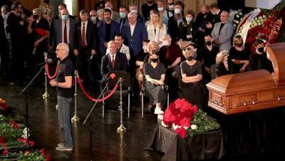 Цветы и сотни поклонников: Москва прощается с Владимиром Меньшовым