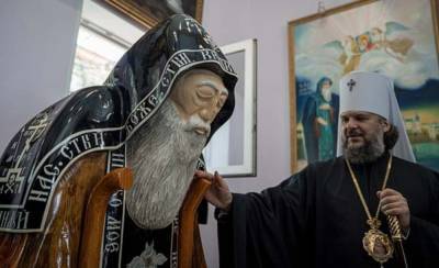 Деревянную статую Нила Столобенского подарили митрополиту Амвросию в колонии в Тверской области