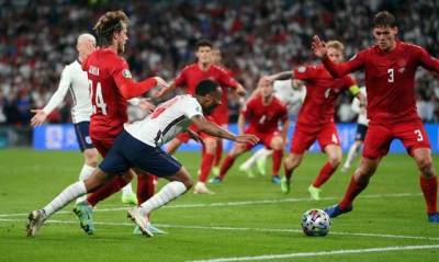 Два мяча на поле и нырок: в сети обсуждают скандальную победу Англии в полуфинале Евро-2020