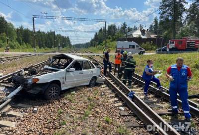 Трое погибли при столкновении локомотива и автомобиля – эксклюзивные фото с места трагедии