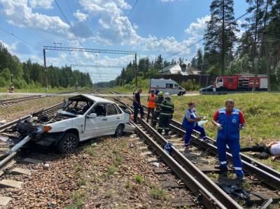 Три человека погибли при столкновении локомотива с автомобилем на станции Орехово — фото