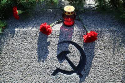 В Петербурге братские могилы на Серафимском кладбище получат статус памятников