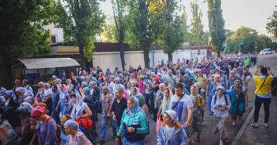 Из-за крестного хода Московской церкви парализовало движение на трассе под Одессой (ВИДЕО)