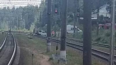 Три человека погибли при столкновении поезда с машиной под Петербургом