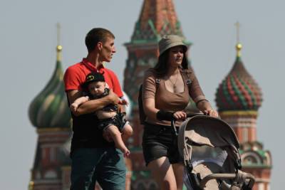 В РФ предложили довести до средней зарплаты размер пособия по уходу за ребёнком