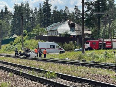 В Приозёрском районе поезд снёс автомобиль: есть погибшие