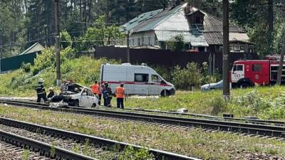 Фото: Поезд снес легковушку на переезде в Орехово, погибли трое