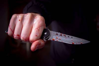 Охранник получил ножом в живот при попытке пресечь кражу жвачки на Кузнецовской