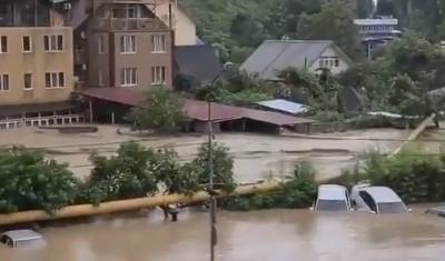 Жители Керчи после потопа в июне живут уже три недели без воды