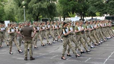 «Я бы посмотрел на камуфляжные бикини»: норвежцы высмеяли марширующих на каблуках украинок