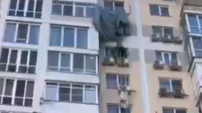 В Краснодаре парашютист приземлился на кондиционер и попал на видео