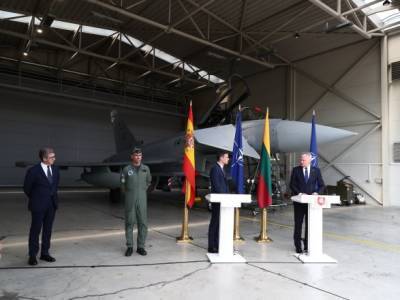 Конференция премьера Испании и президента Литвы была прервана из-за сигнала тревоги и взлета испанского истребителя