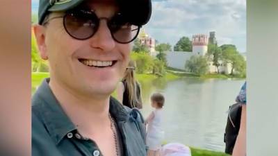 Безруков опубликовал трогательное видео с беременной женой в день ее рождения