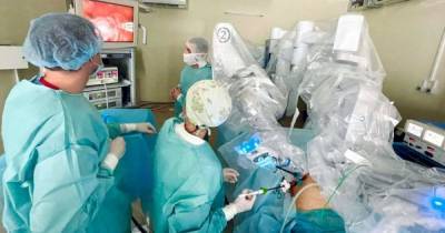 Во Львове впервые сделали гинекологическую операцию с помощью робота Da Vinci (фото)